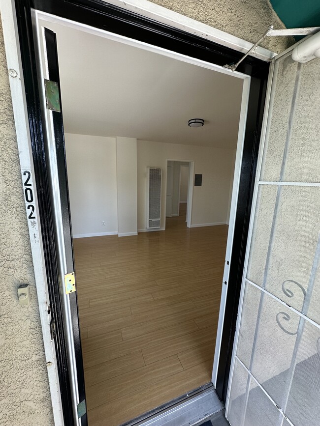 Building Photo - 223 E Burbank Blvd Unit 202