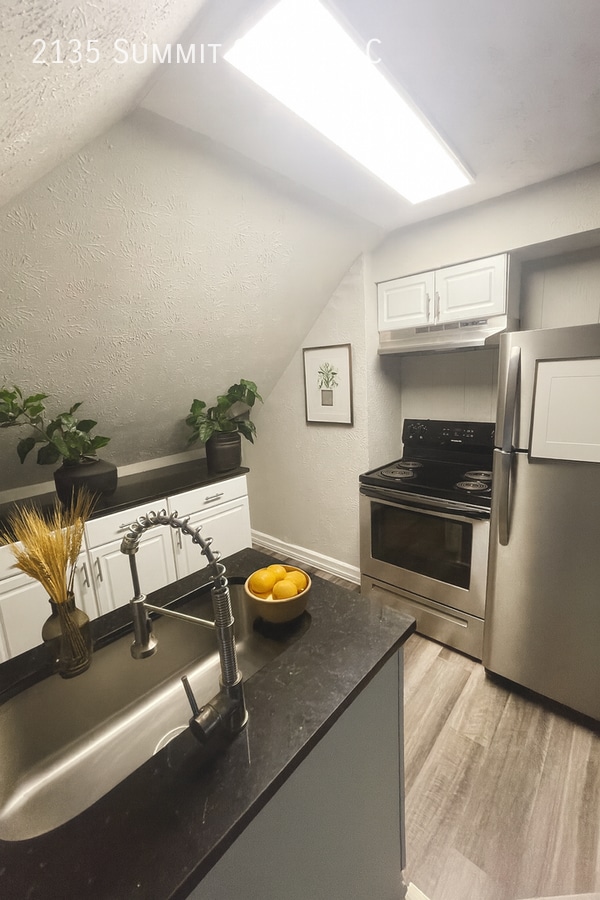 Photo - 2135 Summit St Unit C