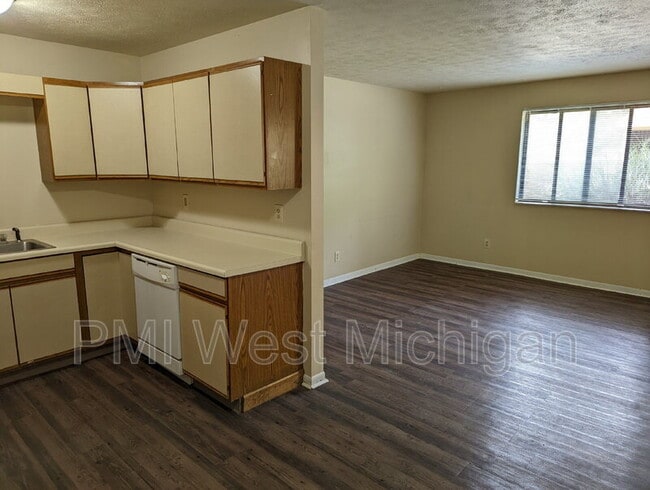 Photo - 6087 In the Pines Dr SE