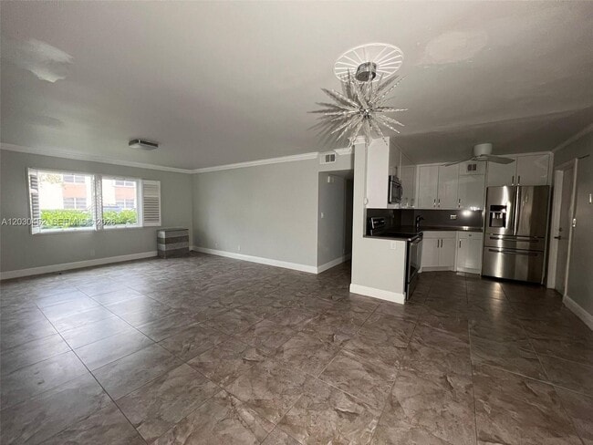 Building Photo - 136 NE 19th Ct Unit 105F