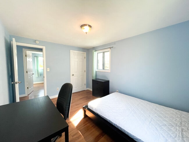 Photo - 3737 Orpwood St