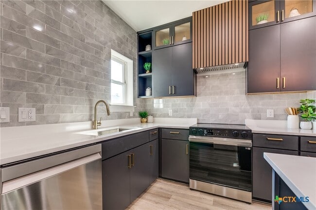 Building Photo - 126 E Lachapelle Rental
