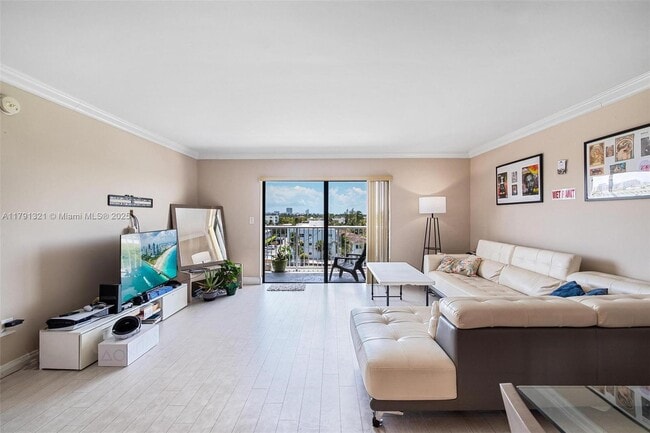 Building Photo - 110 S Shore Dr Unit 6D