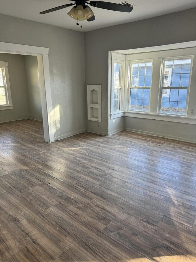 Photo - 835 E Walnut St