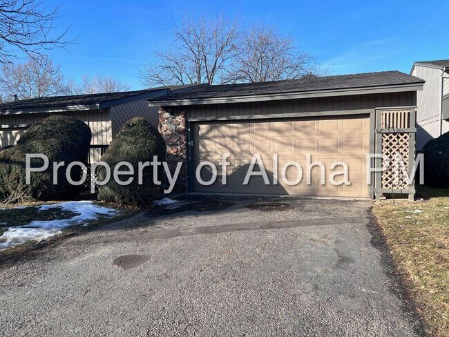 Photo - 885 Camelot Dr