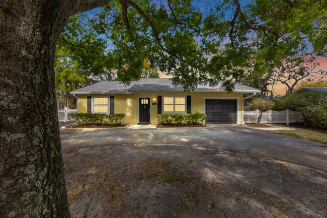 Building Photo - 227 W Riverside Dr