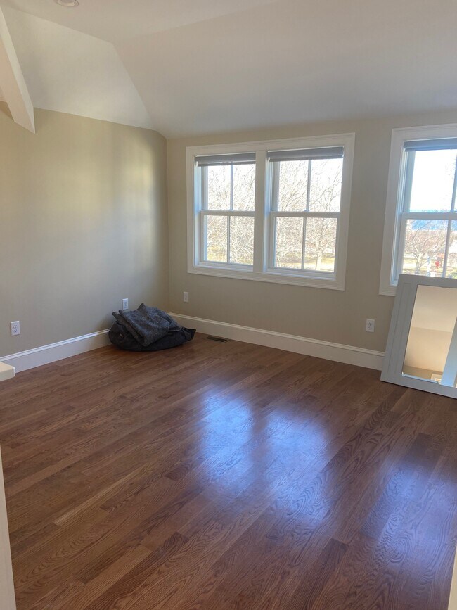 living room - 355 Hatherly Rd Unit carriage hse apt-utils in