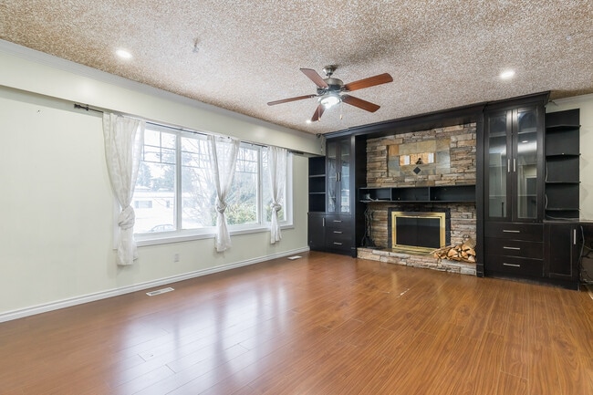 Photo - 2088 Majestic Crescent