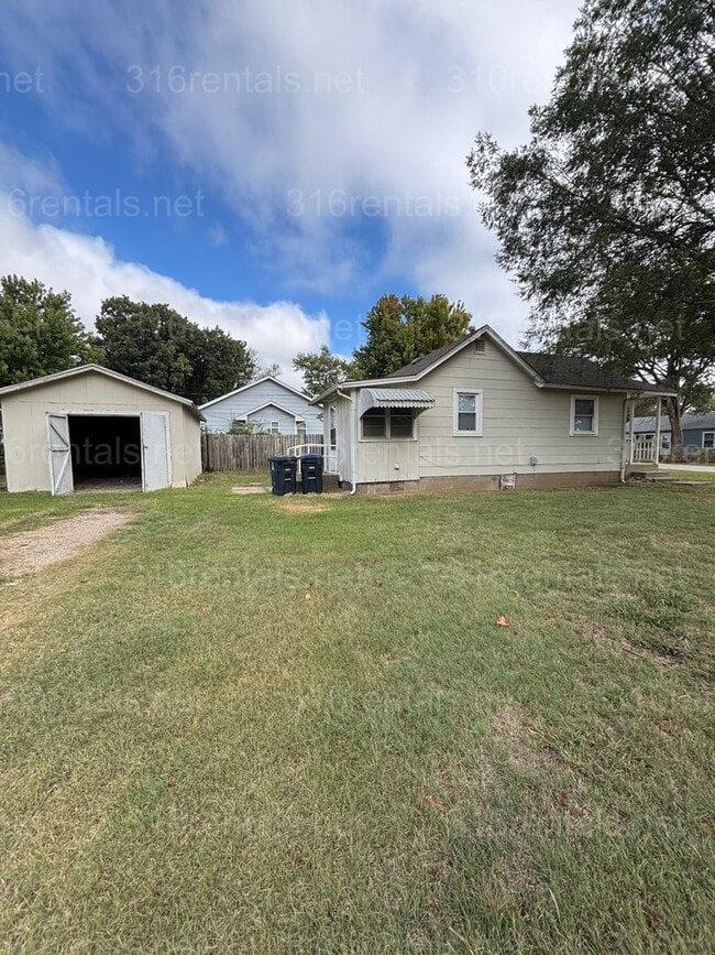Photo - 405 Hillcrest St