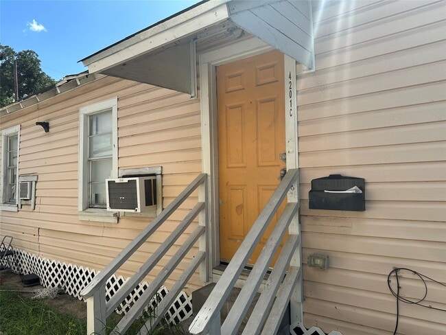 Building Photo - 4201 Chapman St Rental