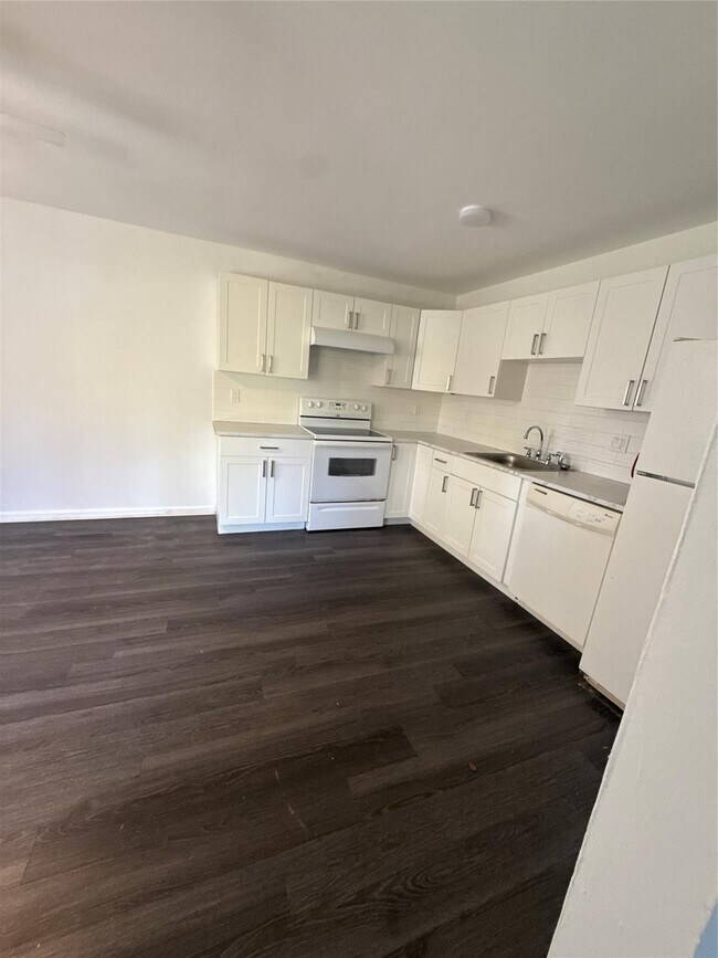 Photo - 115 San Remo Blvd