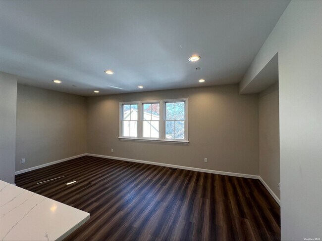 Photo - 269 Bayville Ave