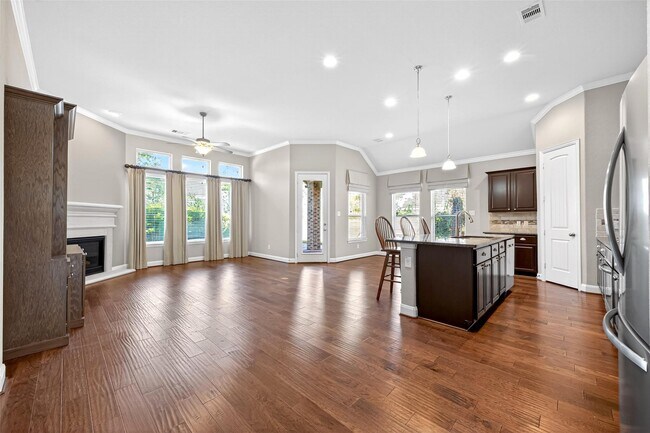 Photo - 14 S Sawbridge Cir