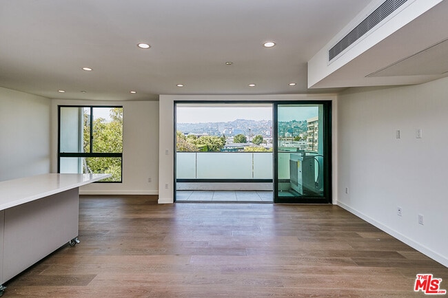 Photo - 328 N Maple Dr Unit 201