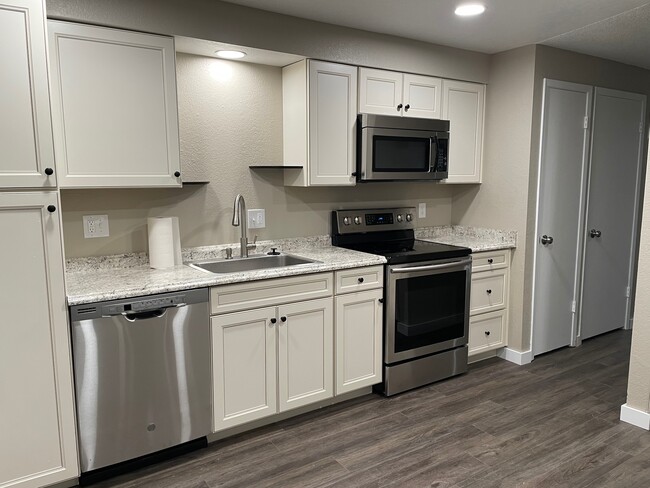 Beatiful New Kitchen Cabinets, Countertops and Appliances - 10424 W Ardyce Ct Townhome