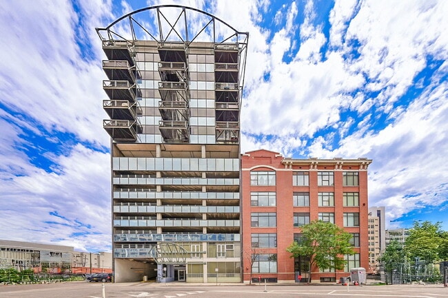 Building Photo - $2,000, 1 bed, 1.5 bath located in downtow... Unit #1070 Rental