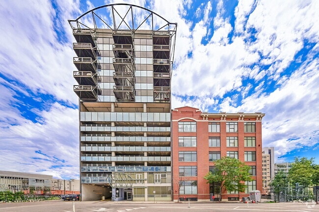 Building Photo - $2,000, 1 bed, 1.5 bath located in downtow... Unit #1070 Rental