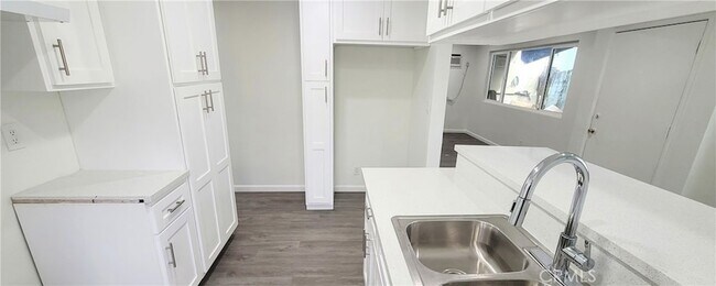 Building Photo - 1417 S Greenwood Ave Unit H