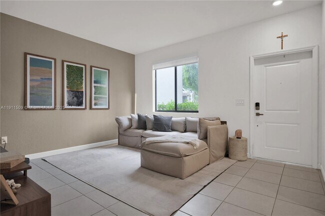 Photo - 909 NE 211th St