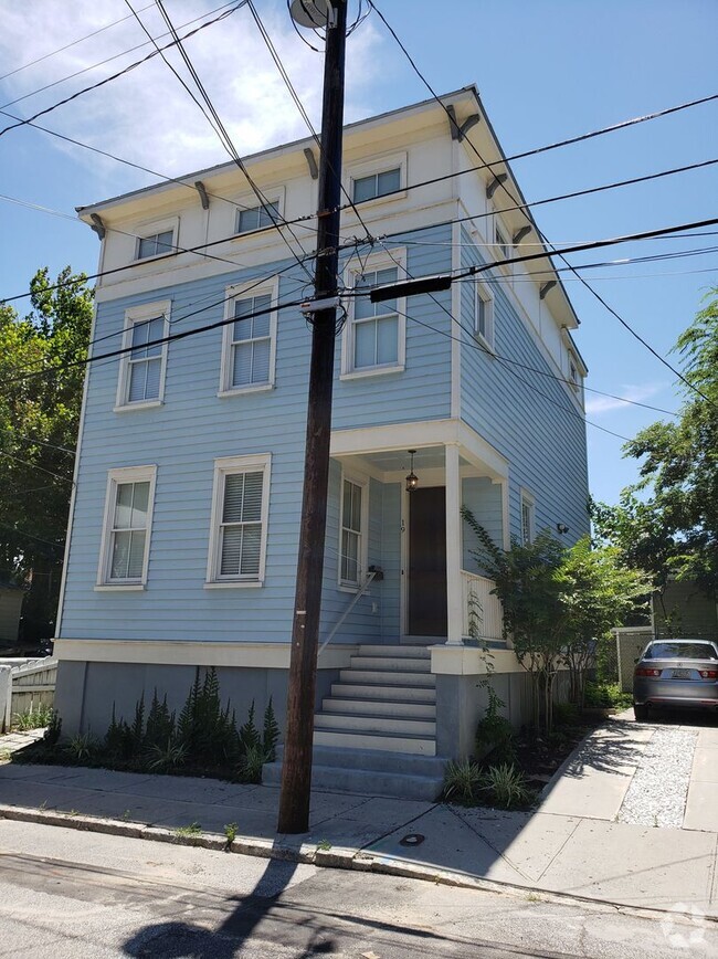 Building Photo - Charming 3-story Home in the Heart of Down...
