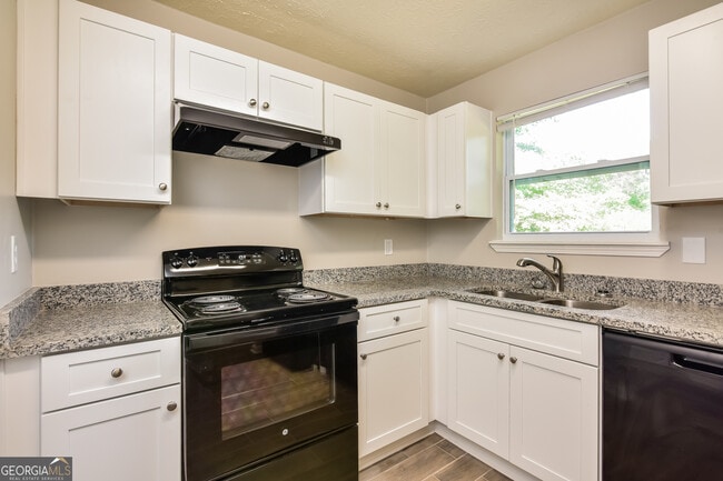 Photo - 325 Morris Ct SE