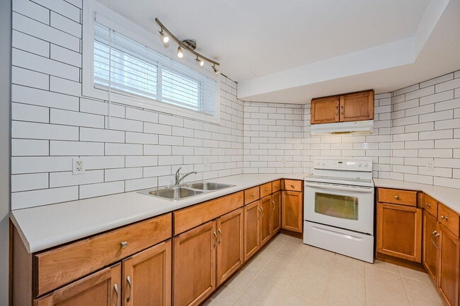 Building Photo - 986 Edinburgh Rd S Unit B