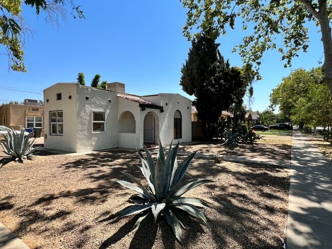 Building Photo - Charming 2 Bedroom, 1 Bathroom Home - Refreshed Interior