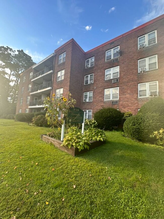 Building Photo - 250 W Merrick Rd Unit 1F Rental