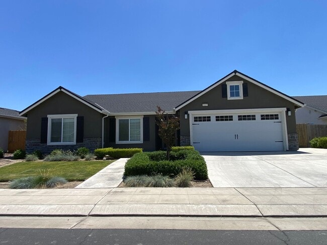 Building Photo - Immaculate like New Home in the gated Windmills at Tule Heights!