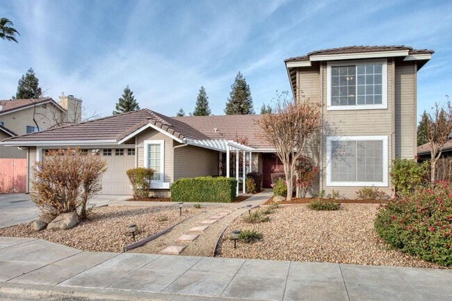 Building Photo - Spacious 5 Bedroom Clovis Home