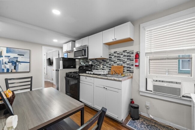 Photo - 9 W 51st St