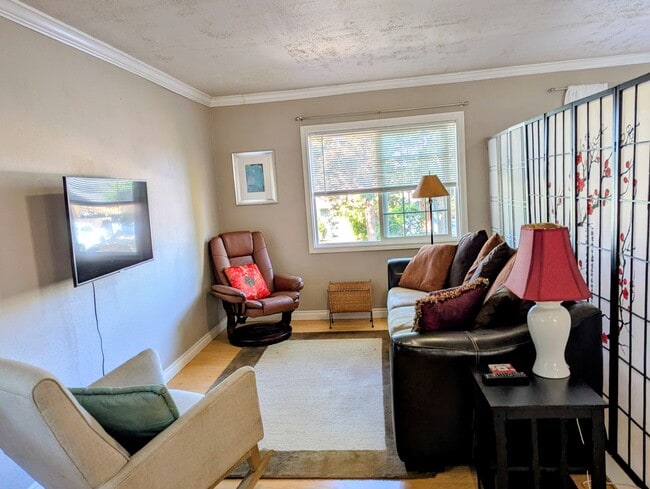Building Photo - 2573 Canterbury St Unit Upstair Furnished Apartment