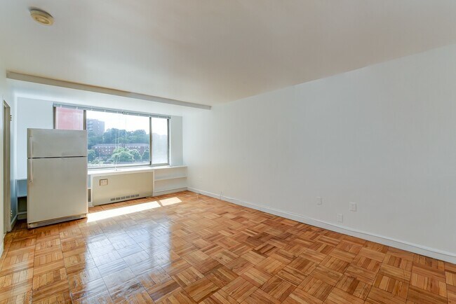Photo - Spacious & Bright Studio at River Place West Unidad 713