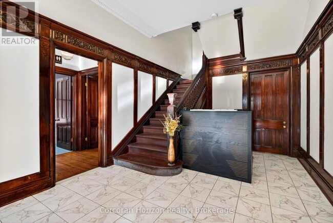 Photo - 183 James St S