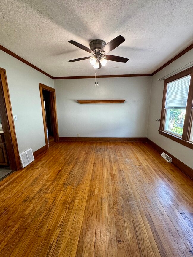 416 E 29th Pl