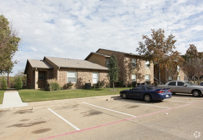 Photo - Red Oak Apartments