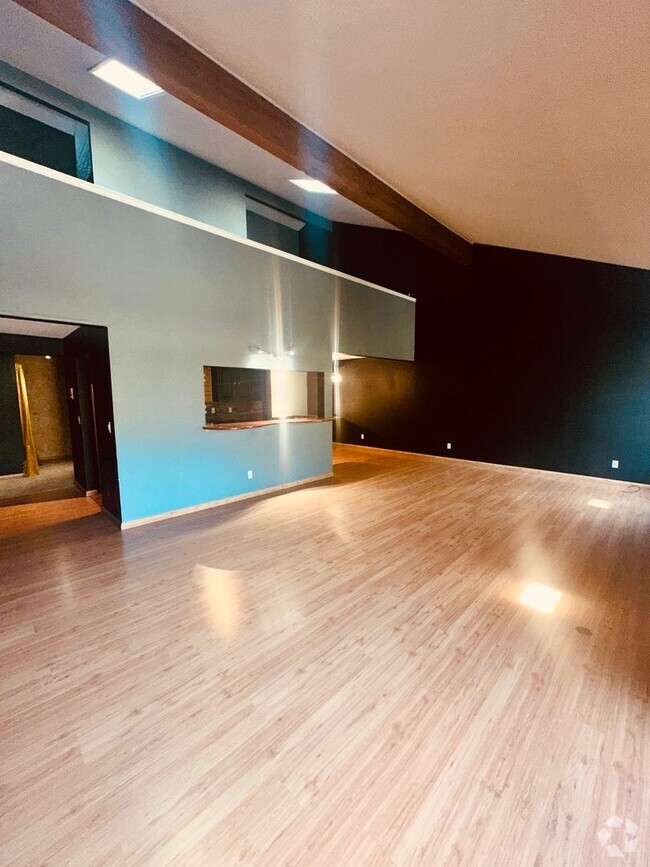 Building Photo - Beautiful Downtown Condo!