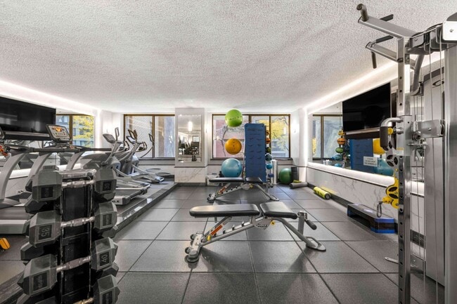 Photo - 245 E 44th St Unidad 32F