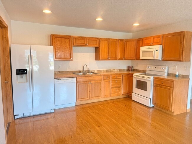 Building Photo - 1305 Country Club Dr Unit A