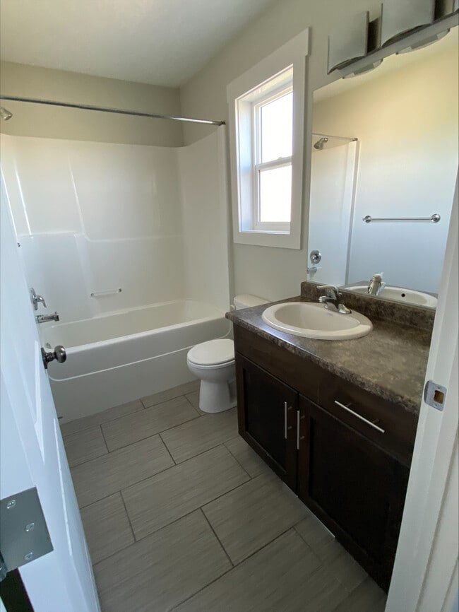 Photo - 8612-8677 77 St