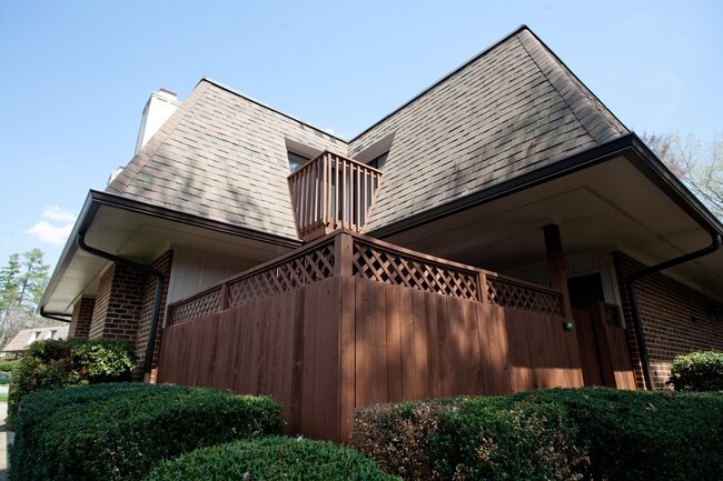 Building Photo - Lovely Townhouse in Finley Forest