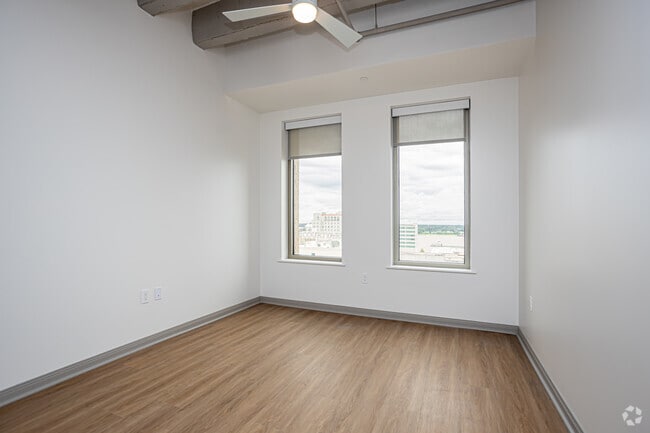 3BR, 3BA - 1,869SF