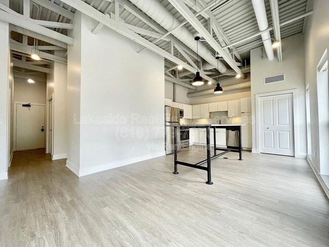 Photo - 708 Wealthy St SE Unidad H