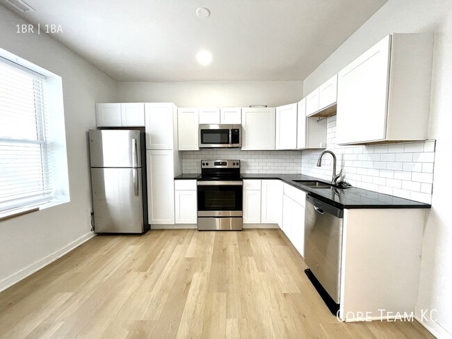 Newly Renovated Top Floor 1 Bedroom - Newly Renovated Top Floor 1 Bedroom Apartment Unit 712-11