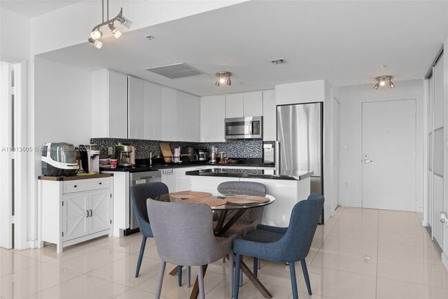 Photo - 92 SW 3rd St Unidad 4403