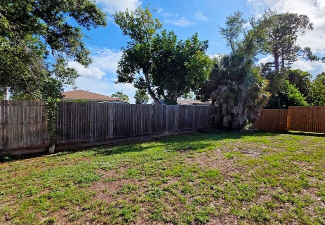 Photo - 2/1 Home in suberb location, pet friendly! Unit 1