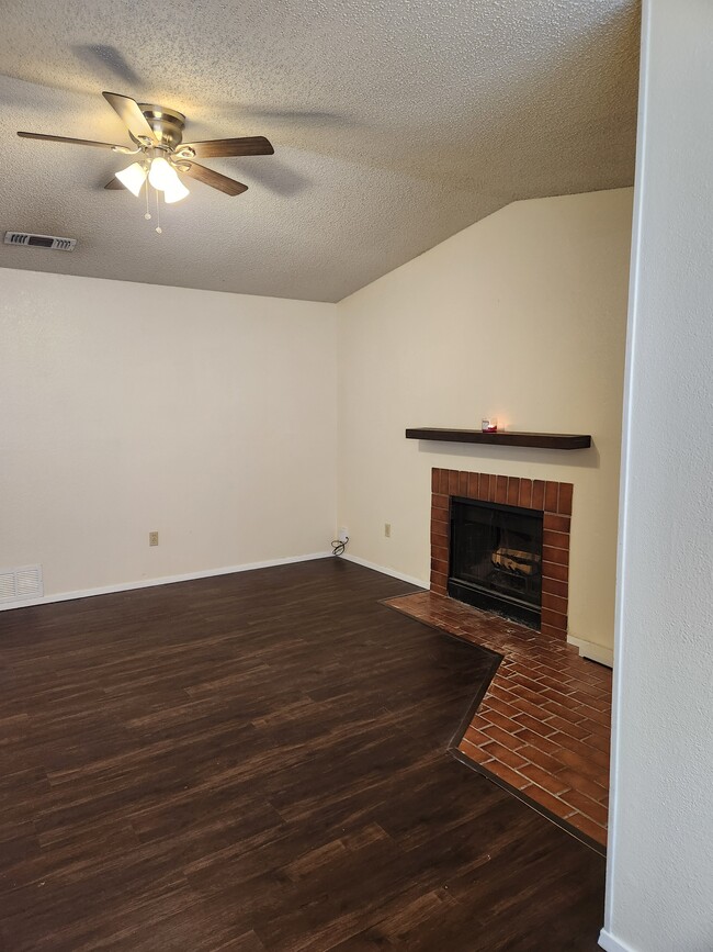 Photo - 123 Oakwood Ln