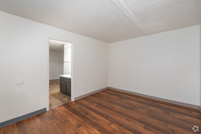 1BR, 1BA - 384SF