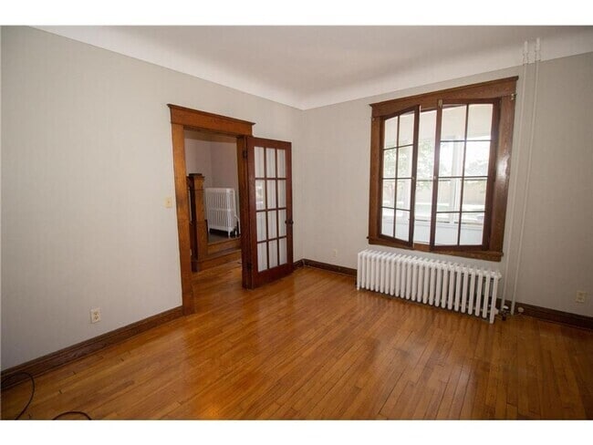 Photo - 322 Pierce St N