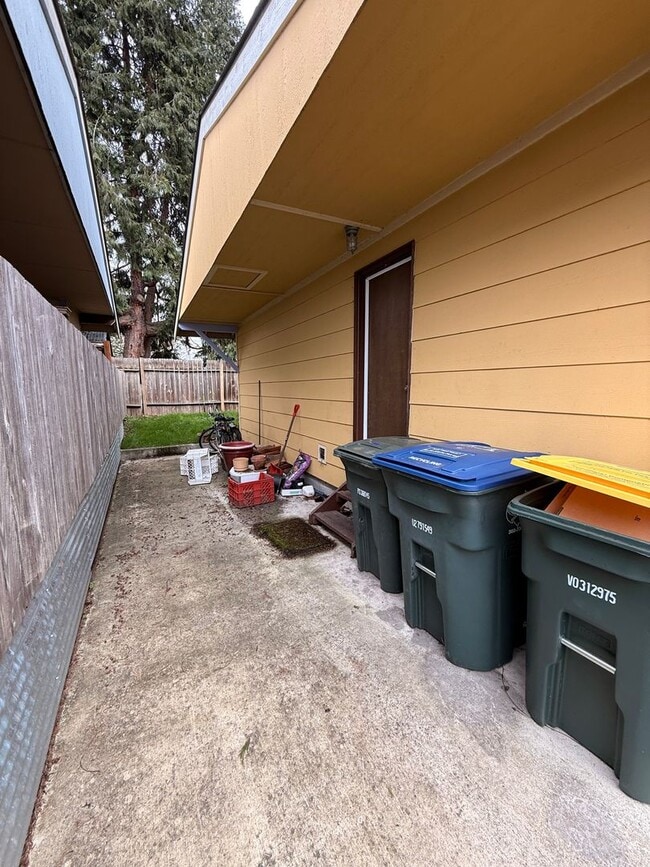 Photo - 3bdrm/2 bath house with a yard, laundry, and parking in Happy Valley!